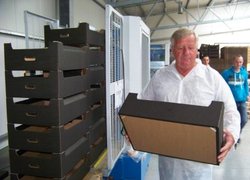 Якісну тару з автомату оглядає Олександр Половець з Криму